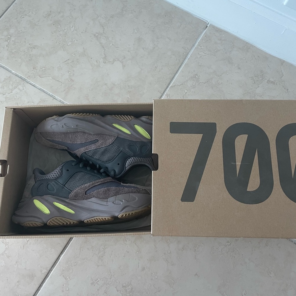 Yeezy’s BOOST 700 “Mauve” Men’s Size 7 w/ box
